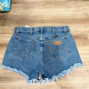 Wrangler WOMEN'S REWORKED SHORT IN DARK STONE